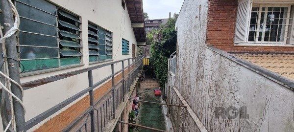 Vende-se ampla casa 6 quartos, 2 suítes, 5 vagas de garagem, churrasqueira e duas entradas individuais - 360m² - Chácara das Pedras