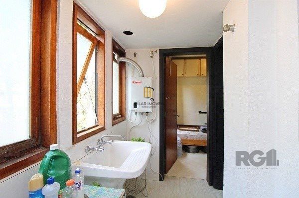 Vende-se amplo apartamento 3 quartos com suíte e 2 vagas no coração do Moinhos de vento, com 134m²