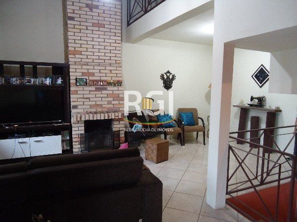 Casa à Venda – 320m², 3 Dormitórios (1 Suíte), 5 Vagas – Partenon