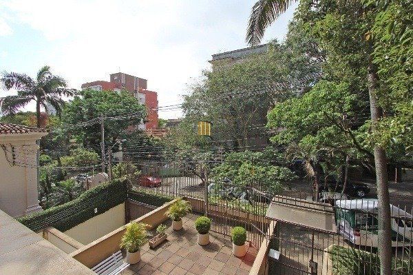 Vende-se amplo apartamento 3 dorm c/ suíte, 2 vagas cobertas, dependência completa, living com sacada - 233m² - Moinhos de Vento