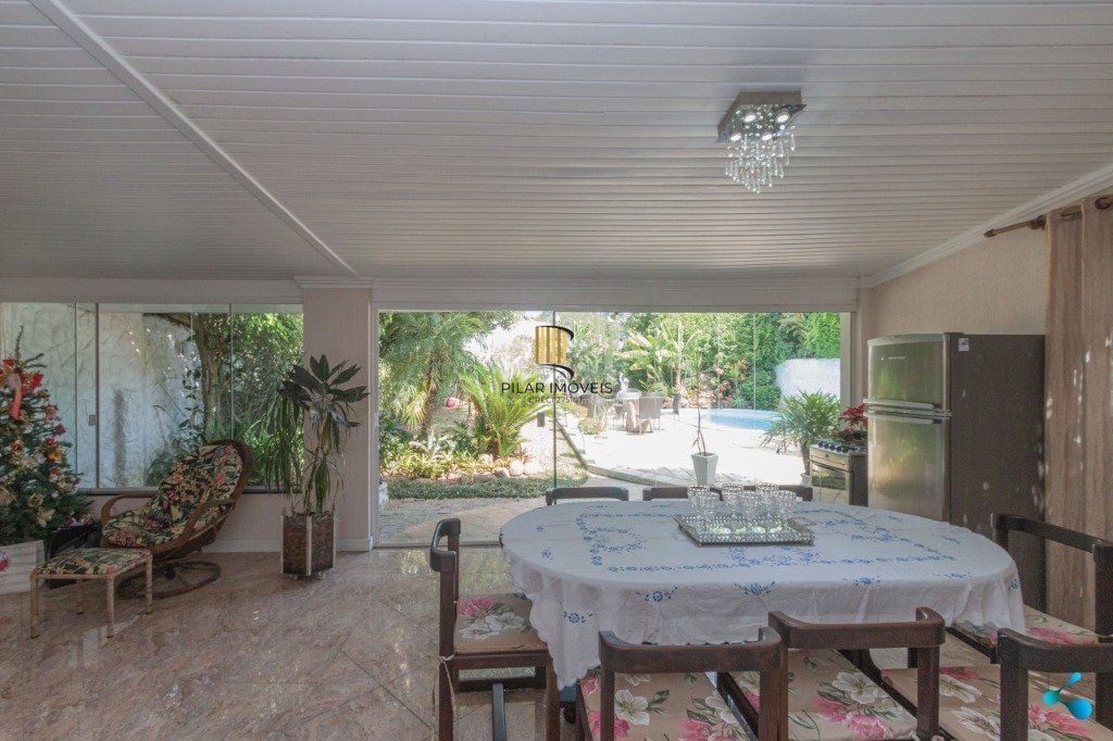 Casa para Venda - 240m², 3 dormitórios, sendo 1 suites, 3 vagas - Partenon