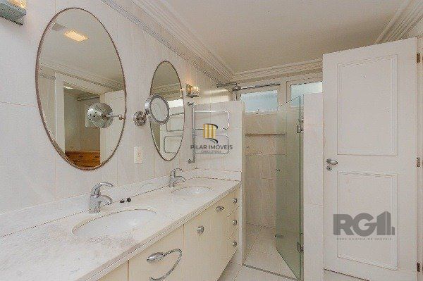 Vende-se luxuoso apartamento 3 quartos c/ suíte, dependência de empregada, gabinete, 2 vagas cobertas - 283m² - Moinhos de Vento