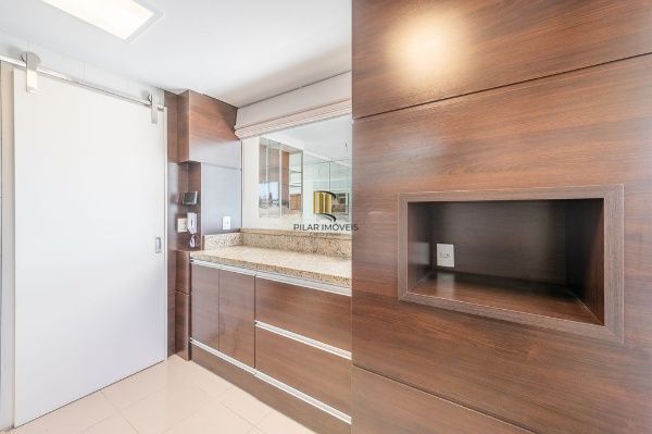 Vende-se apartamento com 2 quartos (1 suíte), 74m² e 2 vagas – Petrópolis