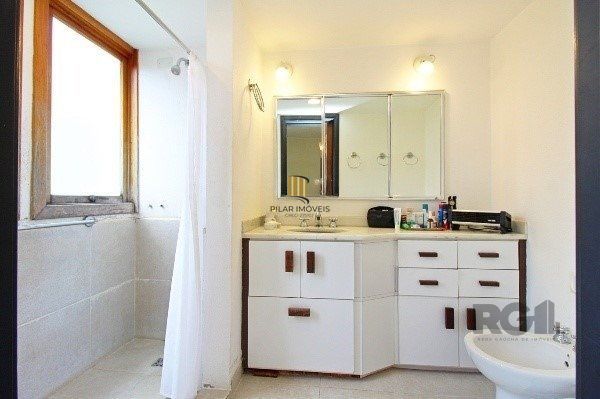 Vende-se amplo apartamento 3 quartos com suíte e 2 vagas no coração do Moinhos de vento, com 134m²