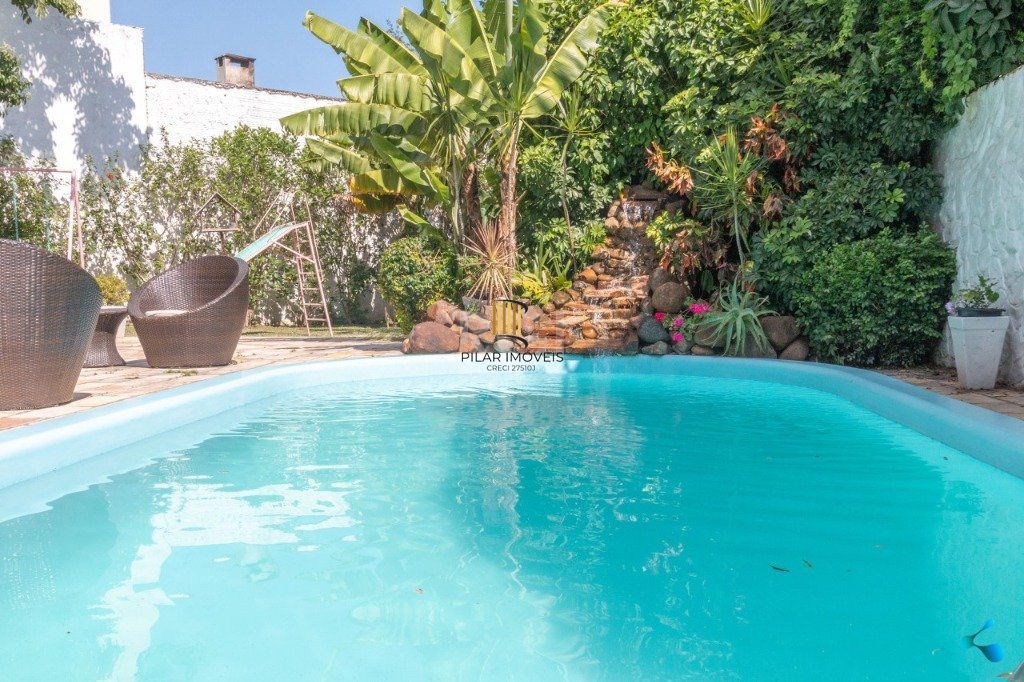 Casa para Venda - 240m², 3 dormitórios, sendo 1 suites, 3 vagas - Partenon