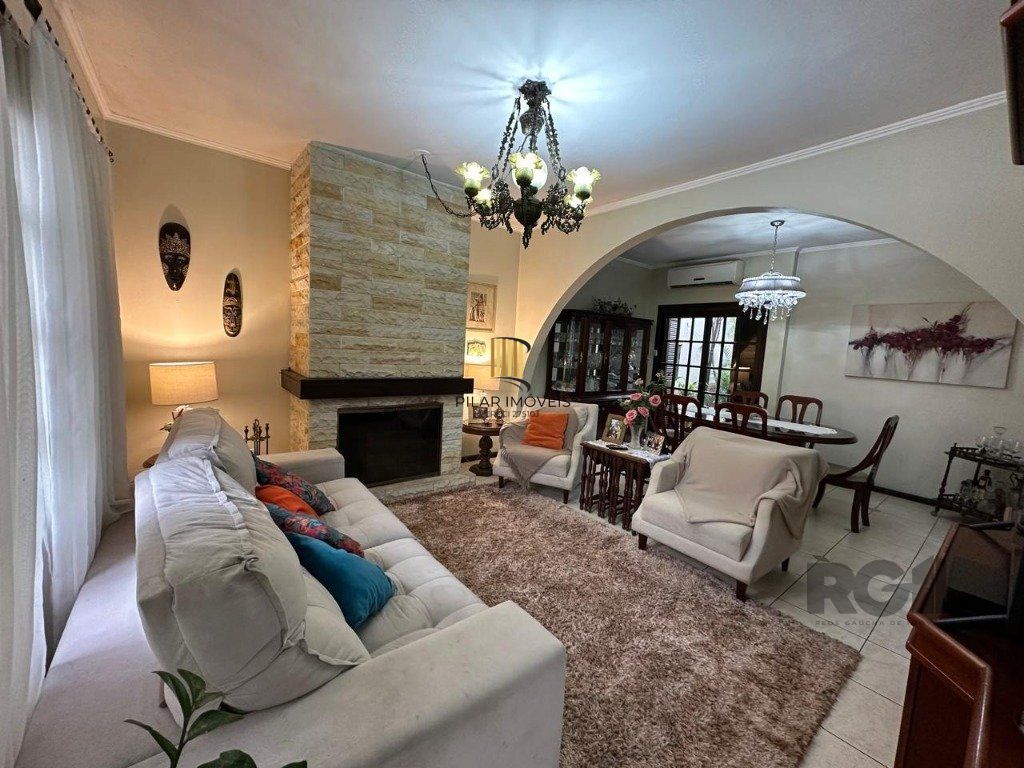 Vende-se ampla casa 3 quartos com hidro, 2 vagas, living com ladeira e salão de festas com churrasqueira - 260m² - Medianeira