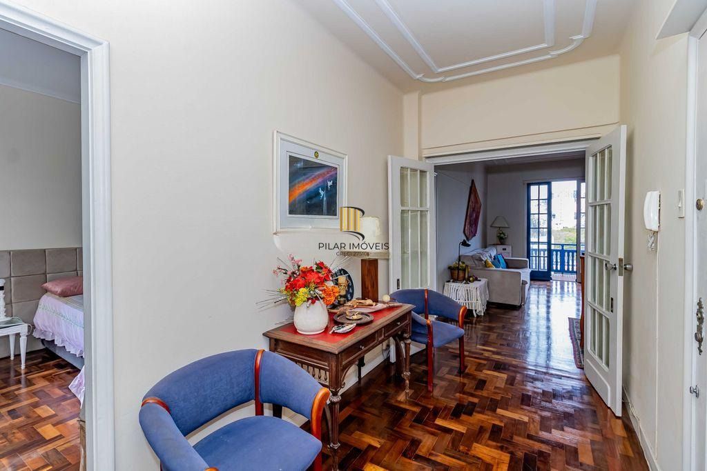 Vende-se apartamento com 2 quartos, sacada e 1 vaga – 113 m² – Moinhos de Vento