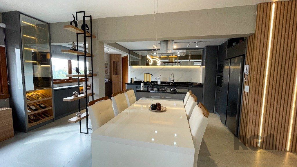 Vende-se luxuoso apartamento 3 quartos com suíte, 2 vagas, com churrasqueira e hidro - 148m² -  Petrópolis