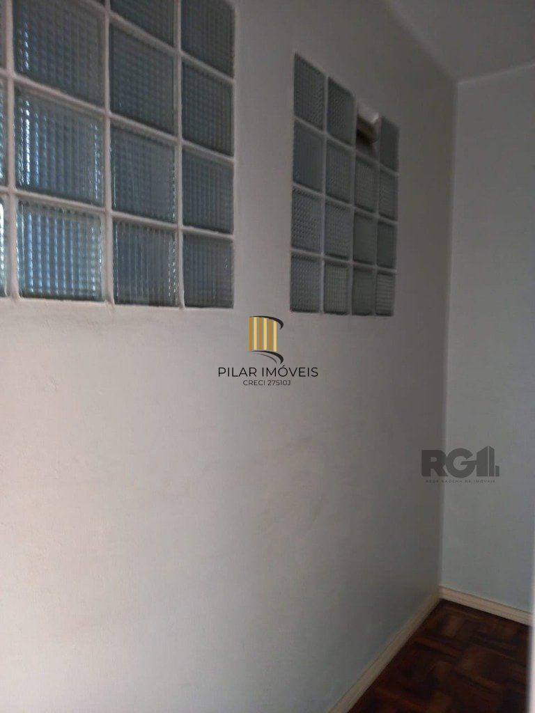 Apartamento com 4 dormitórios, com uma sacada no Bairro São João.