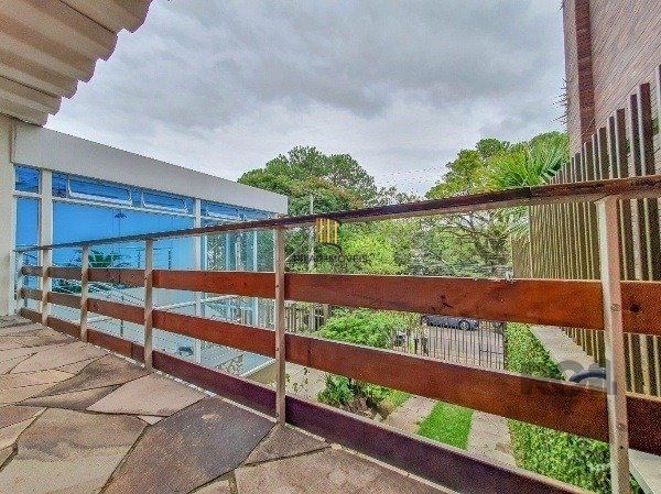 Vende-se excelente cada 3 quartos com suíte, 4 vagas, anexo comn salão de festas, podendo ser usada para fins comerciais - 255m² - Chácara das Pedras