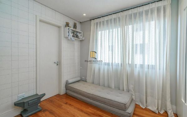 Vende-se apartamento com 3 suítes, 3 vagas e 136 m² - Petrópolis