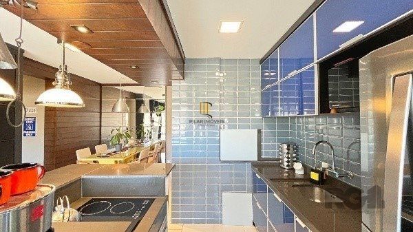 Elegante Apartamento Mobiliado com Suíte, Churrasqueira e 1 Vaga no Menino Deus - 73m²