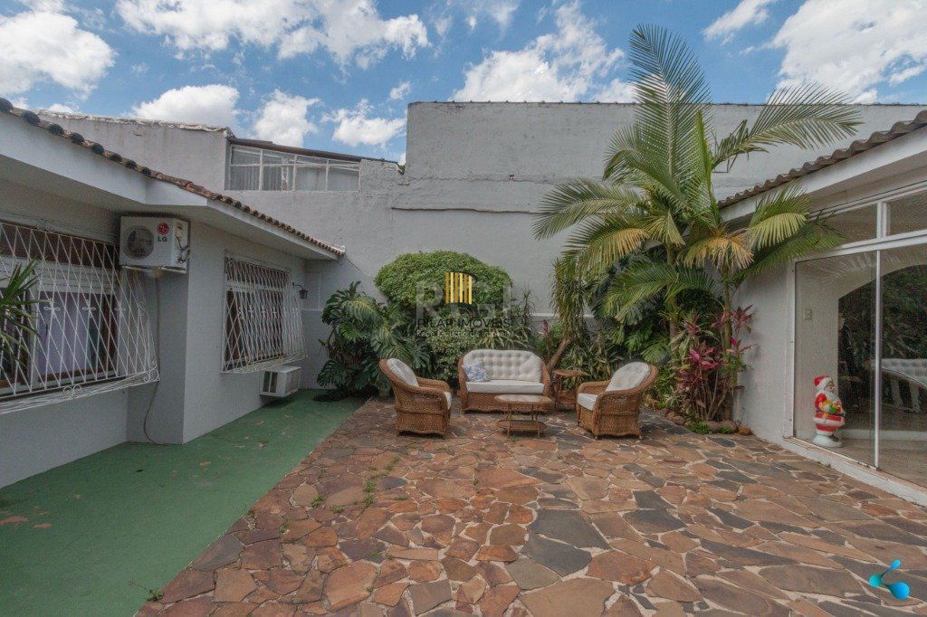 Casa para Venda - 240m², 3 dormitórios, sendo 1 suites, 3 vagas - Partenon