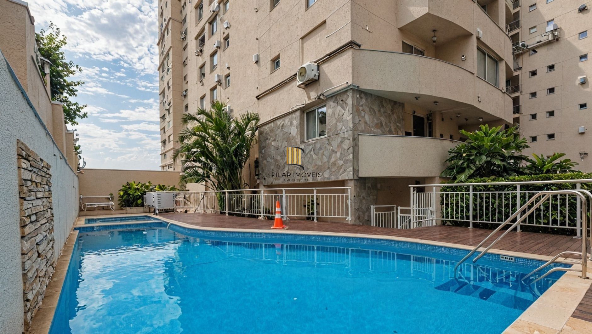 Vende-se apartamento com 2 quartos (1 suíte), 55m² e 2 vagas – Petrópolis