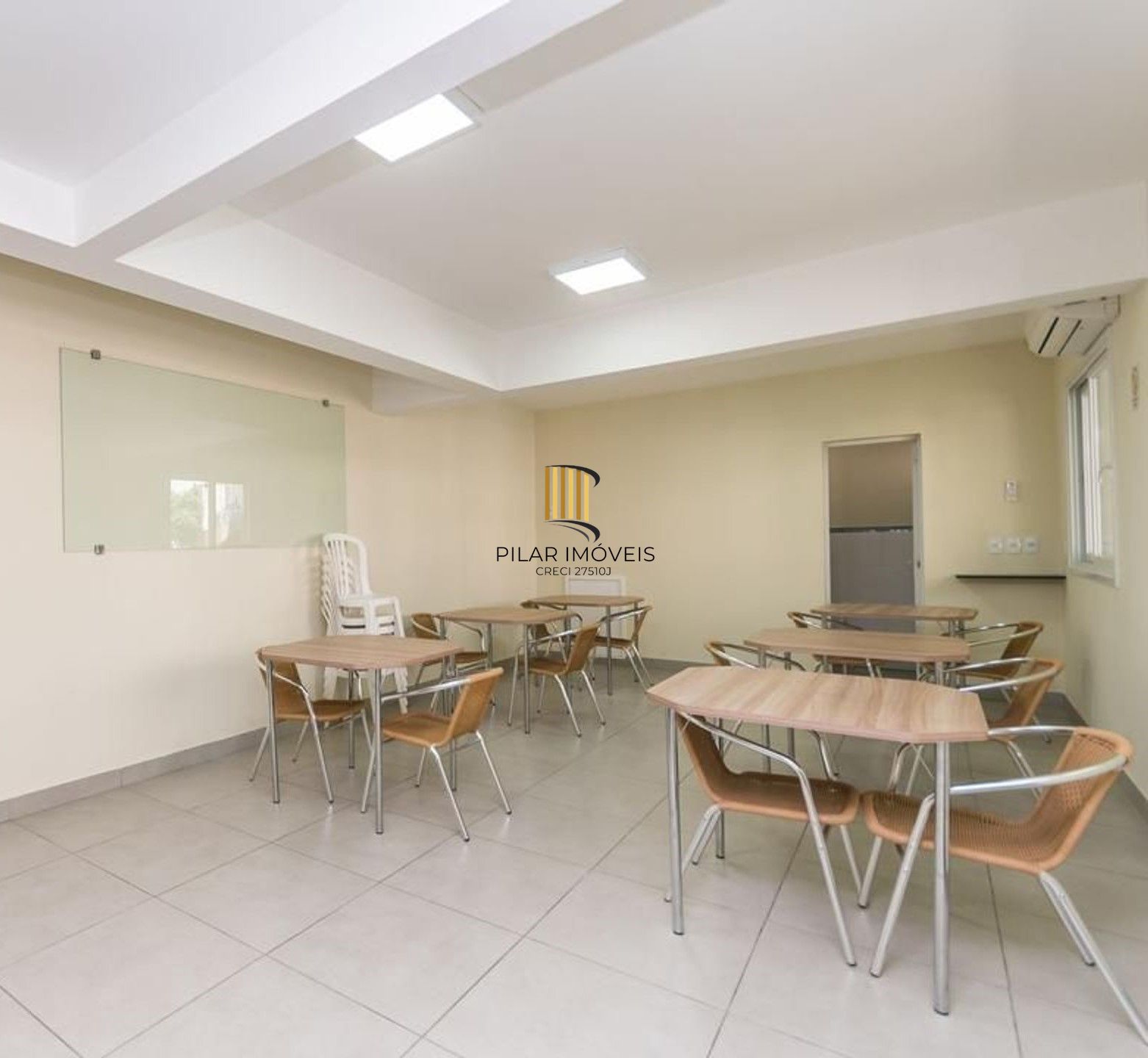 Vende-se apartamento com 2 quartos, 78m² e 1 vaga - Bom Fim