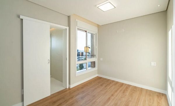 Vende-se luxuosa cobertura com 270m²- 3 suítes, 3 vagas e piscina no Auxiliadora