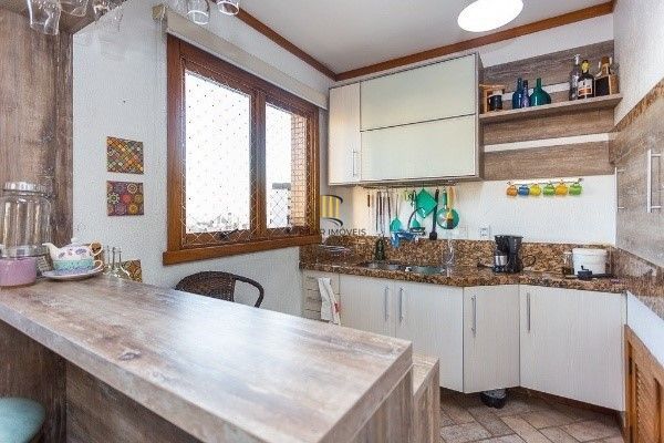 Vende-se luxuosa cobertura 329m² com 3 suítes e 3 vagas de garagem no Petrópolis