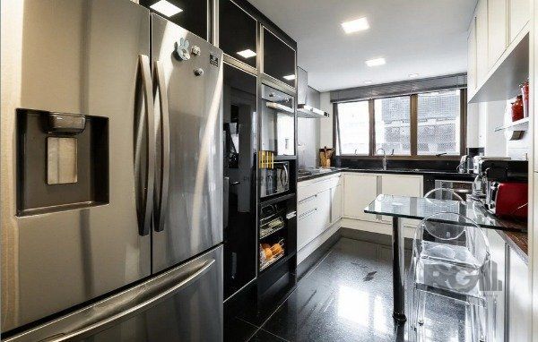 Apartamento de 192m² com 3 Suítes, 3 Vagas e Móveis Planejados de Alto Padrão Próximo à Praça da Encol