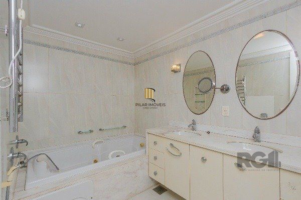 Vende-se luxuoso apartamento 3 quartos c/ suíte, dependência de empregada, gabinete, 2 vagas cobertas - 283m² - Moinhos de Vento