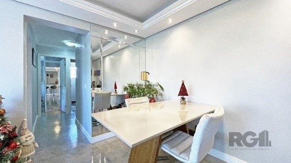 Apartamento de 2 dormitórios, 1 suíte e 1 vaga de garagem coberta e escriturada no bairro Floresta