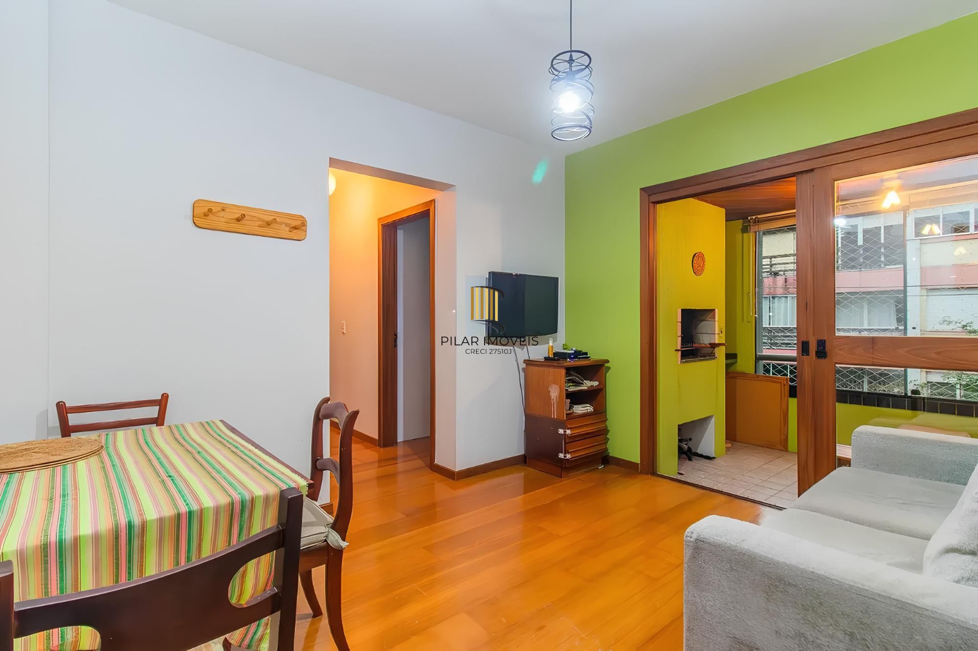Vende-se apartamento com 2 quartos, 1 vaga e sacada com churrasqueira - Bela Vista