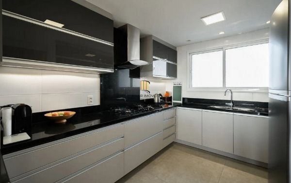 Vende-se amplo apartamento com 3 suítes, 126m² e 2 vagas - Petrópolis