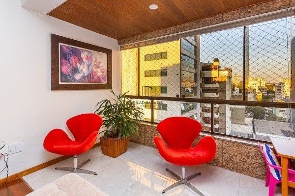 Vende-se luxuosa cobertura 329m² com 3 suítes e 3 vagas de garagem no Petrópolis