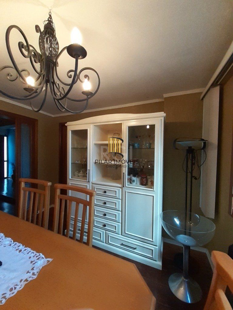 Casa 3 dormitórios, 2 suítes, 4 vagas, 257,52 m² de área privativa, no Bairro Ipanema