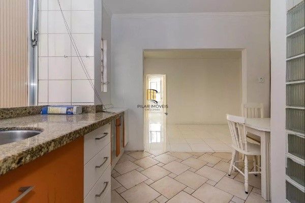Vende-se apartamento semi-mobiliado de 2 quartos - Menino Deus