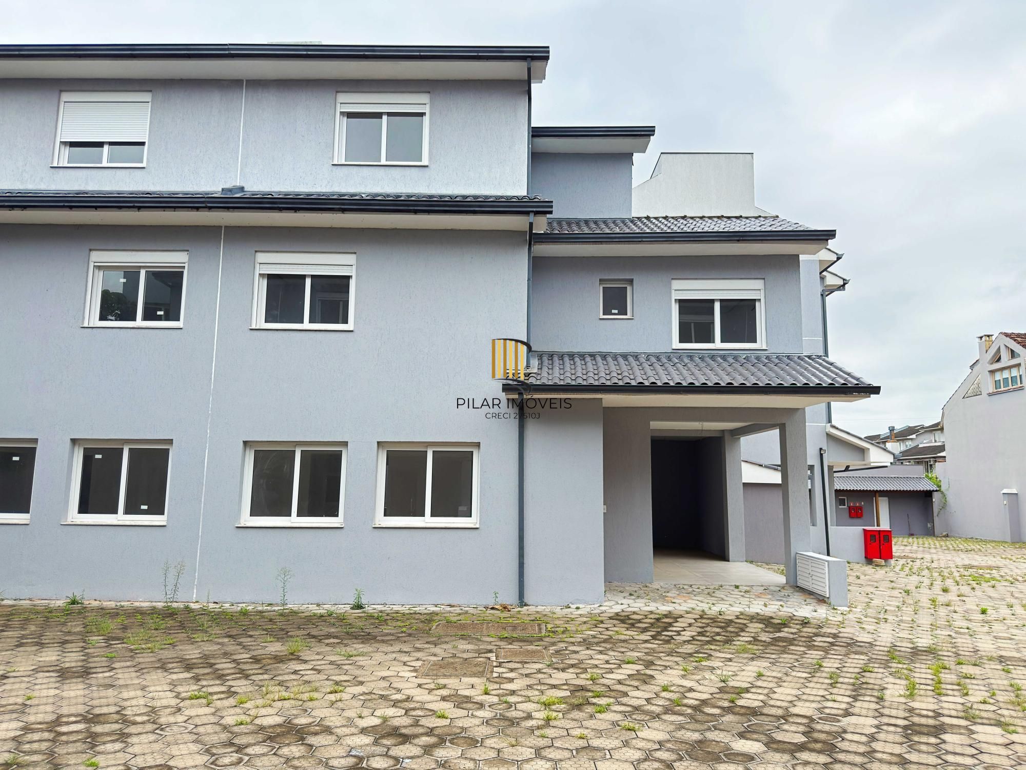 Vende-se casa em condomínio com 4 dormitórios (2 suítes), 3 vagas  – Tristeza