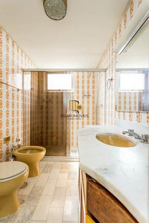 Vende-se ampla cobertura com 3 quartos (1 suíte), 283m² e 2 vagas - Petrópolis