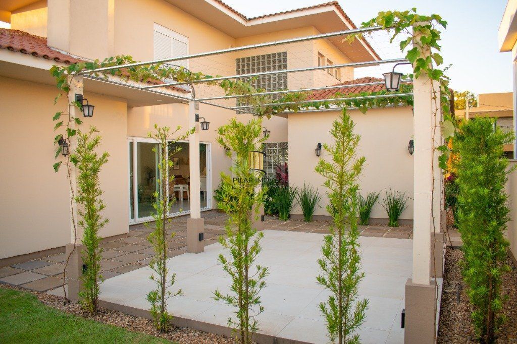 Casa para Venda - 243.12m², 4 dormitórios, sendo 1 suites, 4 vagas - São Vicente