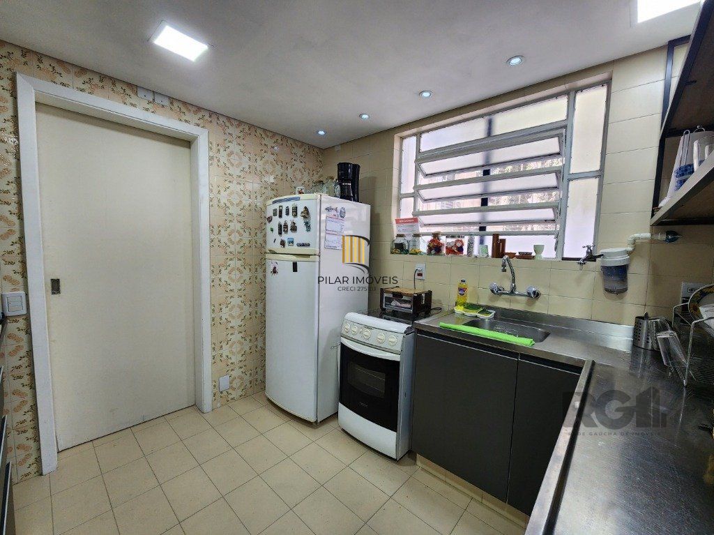 Vende-se excelente cada 3 quartos com suíte, 4 vagas, anexo comn salão de festas, podendo ser usada para fins comerciais - 255m² - Chácara das Pedras