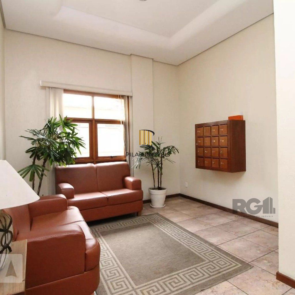 Vende-se apartamento 2 dorm c/ suite, living com sacada c/ churrasuqiera, vaga coberta - 93m² - Mont Serrat