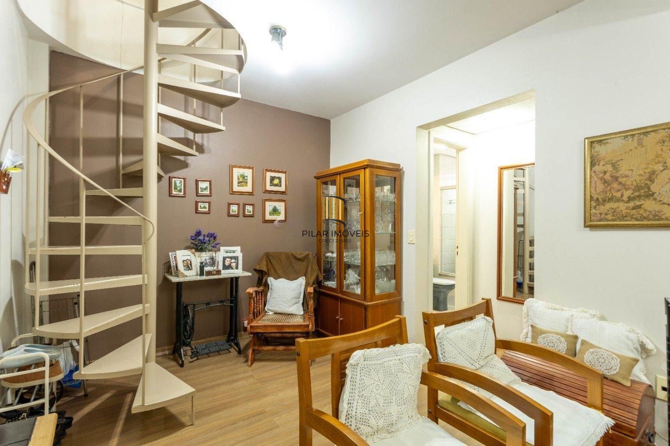 Vende-se cobertura com 3 quartos,(1 suíte) e 1 vaga – 167 m² – Bom Fim