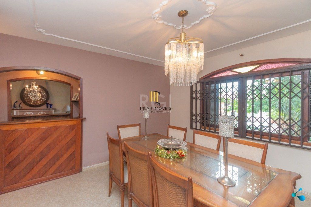 Casa para Venda - 240m², 3 dormitórios, sendo 1 suites, 3 vagas - Partenon