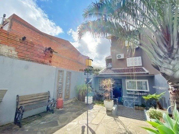 Vende-se belo sobrado com 3 quartos com suíte e 3 vagas cobertas - 182m² - Vila Ipiranga