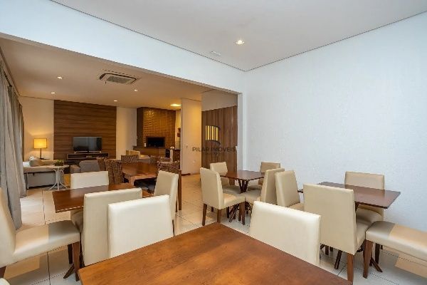 Vende-se apartamento com 3 suítes, 3 vagas e 136 m² - Petrópolis