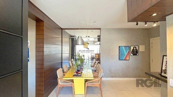 Elegante Apartamento Mobiliado com Suíte, Churrasqueira e 1 Vaga no Menino Deus - 73m²