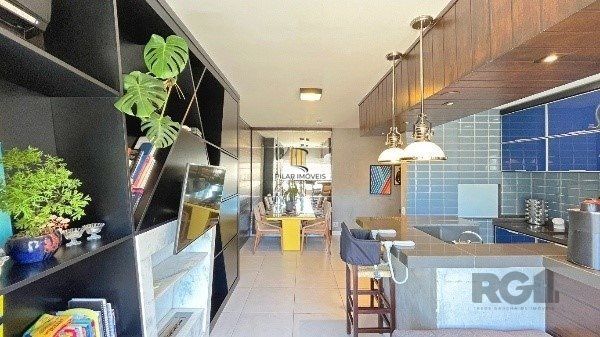 Elegante Apartamento Mobiliado com Suíte, Churrasqueira e 1 Vaga no Menino Deus - 73m²