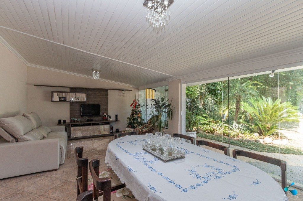 Casa para Venda - 240m², 3 dormitórios, sendo 1 suites, 3 vagas - Partenon