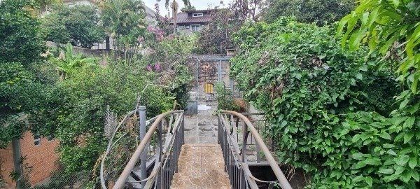 Vende-se ampla casa 6 quartos, 2 suítes, 5 vagas de garagem, churrasqueira e duas entradas individuais - 360m² - Chácara das Pedras