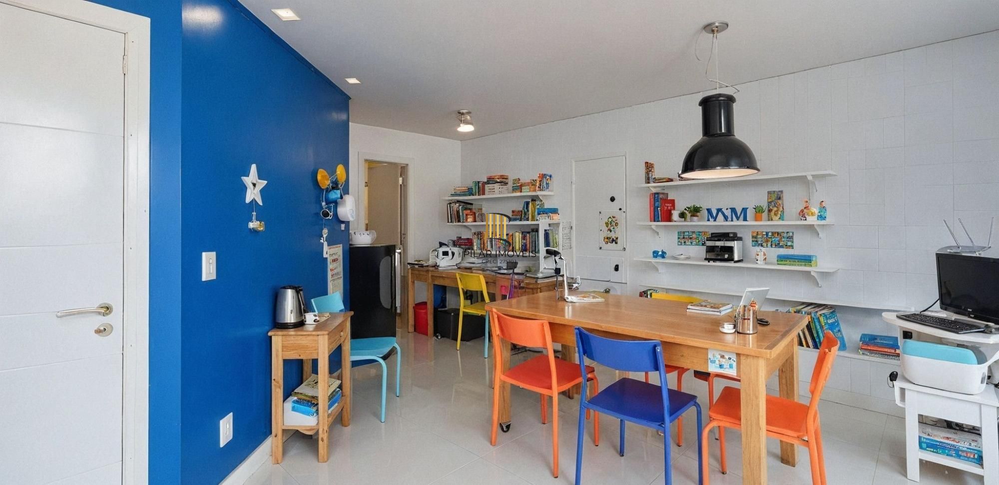 Vende-se ampla cobertura com 3 suítes, 3 vagas e 261 m² - Bela Vista