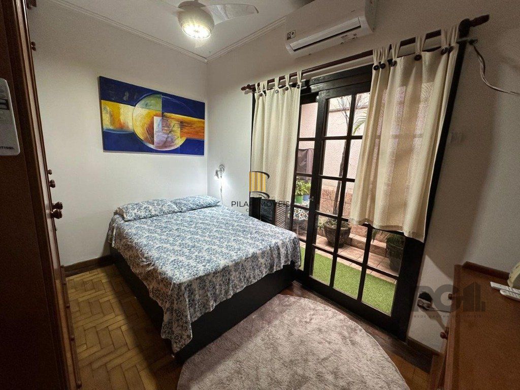 Vende-se ampla casa 3 quartos com hidro, 2 vagas, living com ladeira e salão de festas com churrasqueira - 260m² - Medianeira