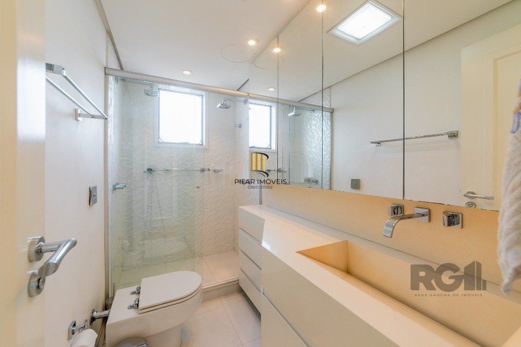 Vende-se excelente apartamento 2 quartos c/ 2 suítes, 2 vagas, living com lareira, sacada e churrasqueira - 98m² - Auxiliadora