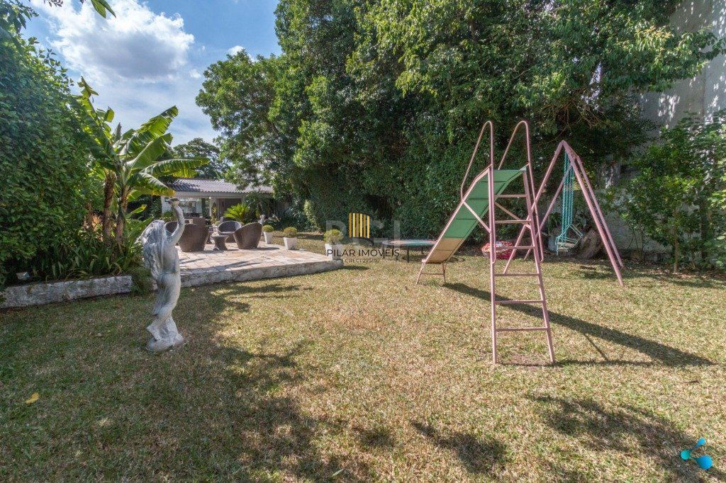 Casa para Venda - 240m², 3 dormitórios, sendo 1 suites, 3 vagas - Partenon