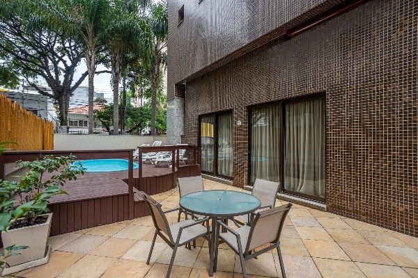 Vende-se apartamento com 3 suítes, 3 vagas e 136 m² - Petrópolis