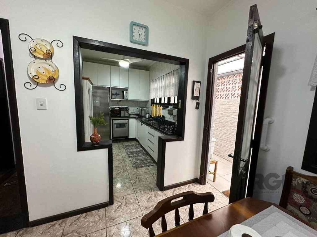 Vende-se ampla casa 3 quartos com hidro, 2 vagas, living com ladeira e salão de festas com churrasqueira - 260m² - Medianeira