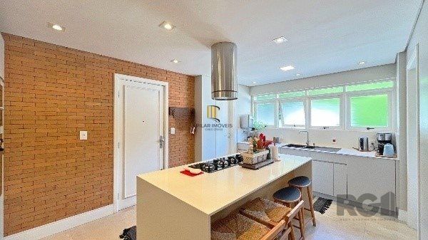 Apartamento de 200m², 4 quartos, 1 suíte e 4 vagas – Moinhos de Vento