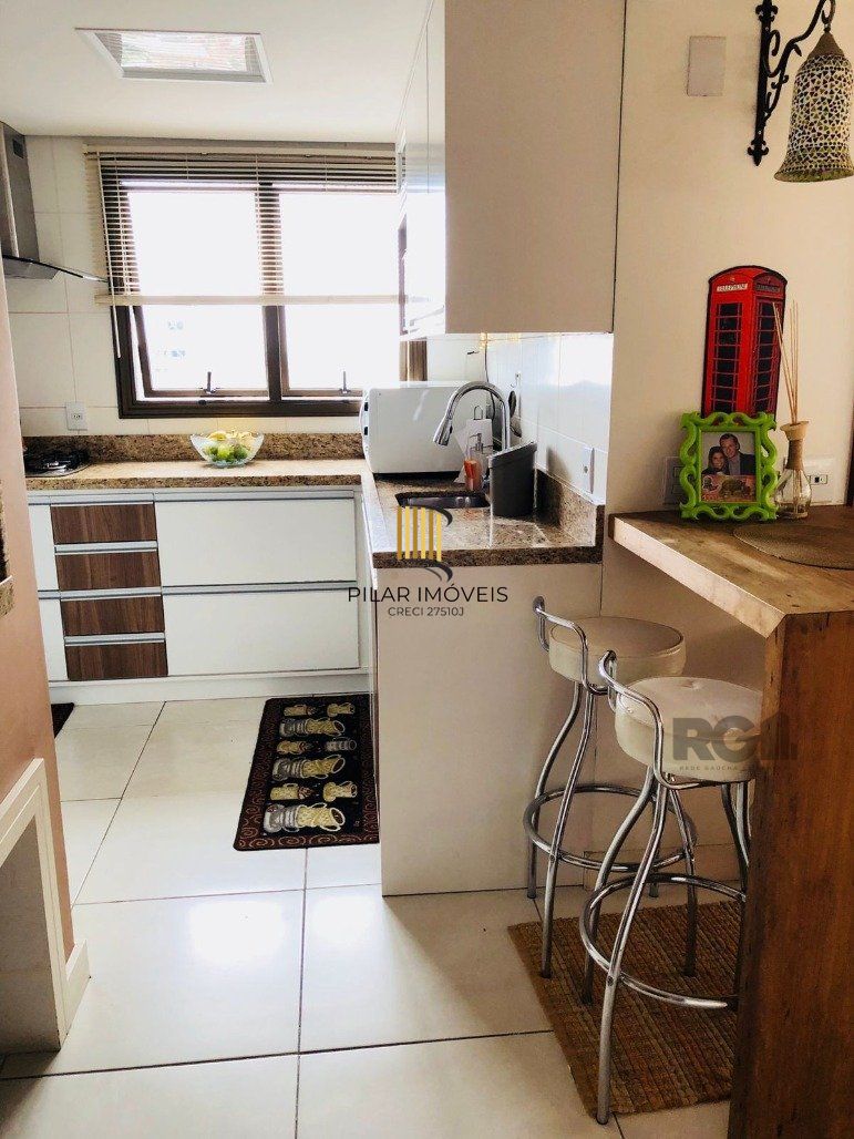 Vende-se apartamento mobiliado, 2 quartos, 1 suíte, 2 vagas - Petrópolis